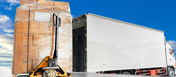 Loading lorry with palates